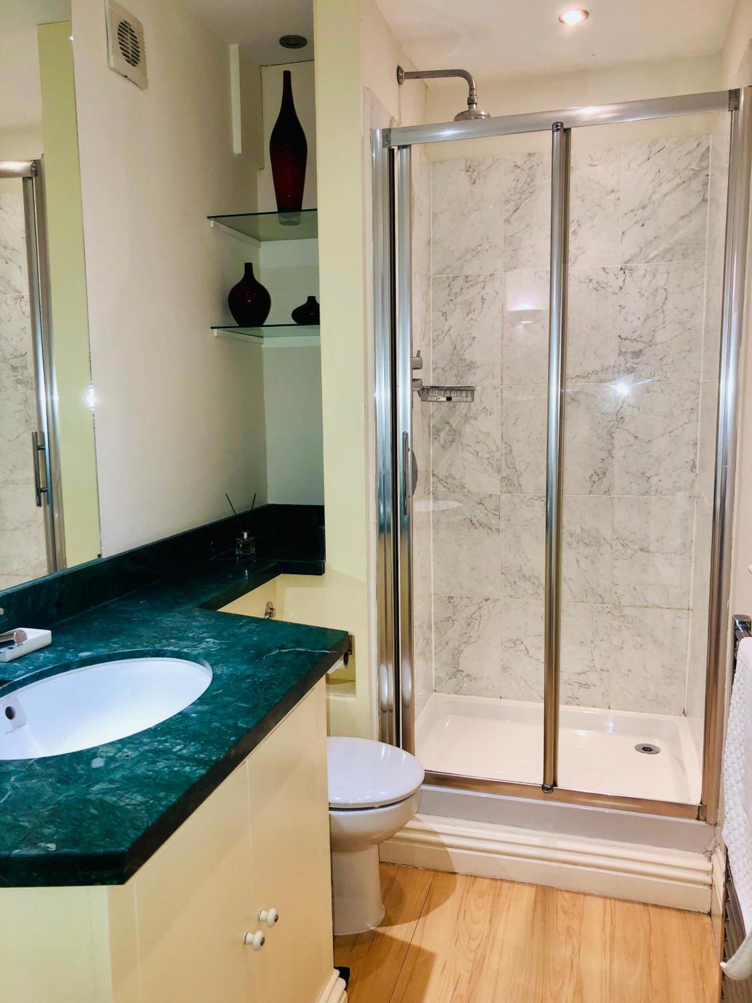 Contemporary Large Apartment In An Ideal Location Бат Екстериор снимка