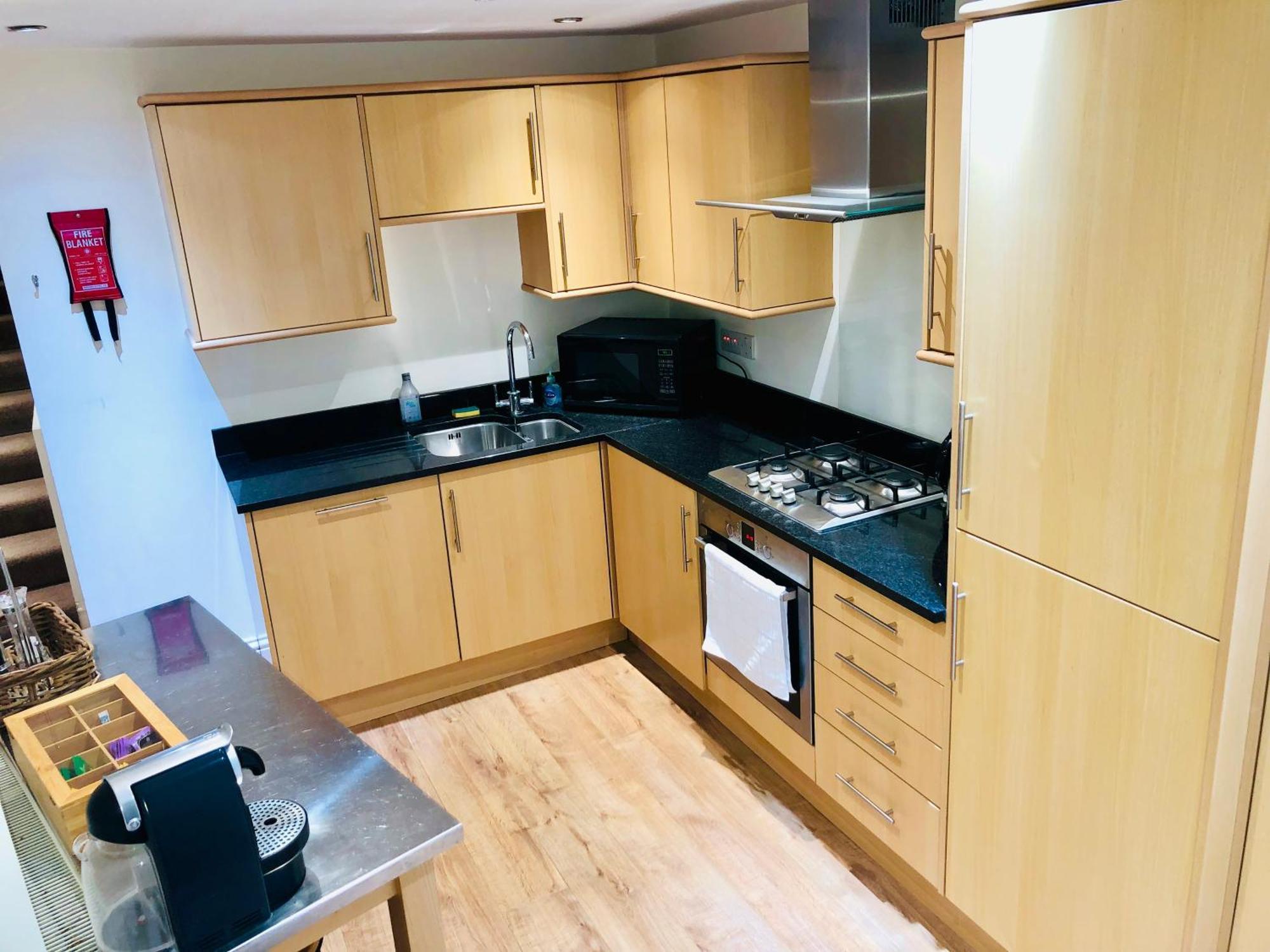 Contemporary Large Apartment In An Ideal Location Бат Екстериор снимка